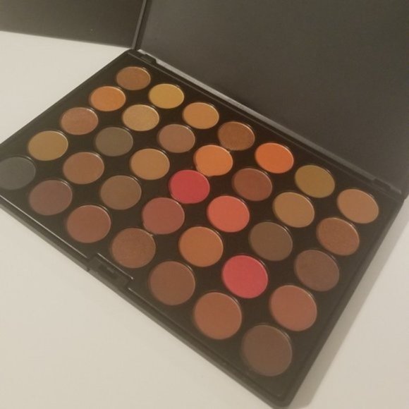 Crowne 35 Color Scandalous Eyeshadow Collection- - Picture 4 of 4